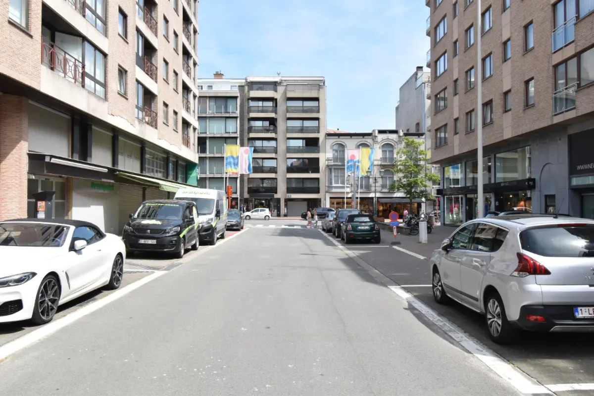 Handelszaak te  huur in Knokke 8300 3000.00€  slaapkamers m² - Zoekertje 404078