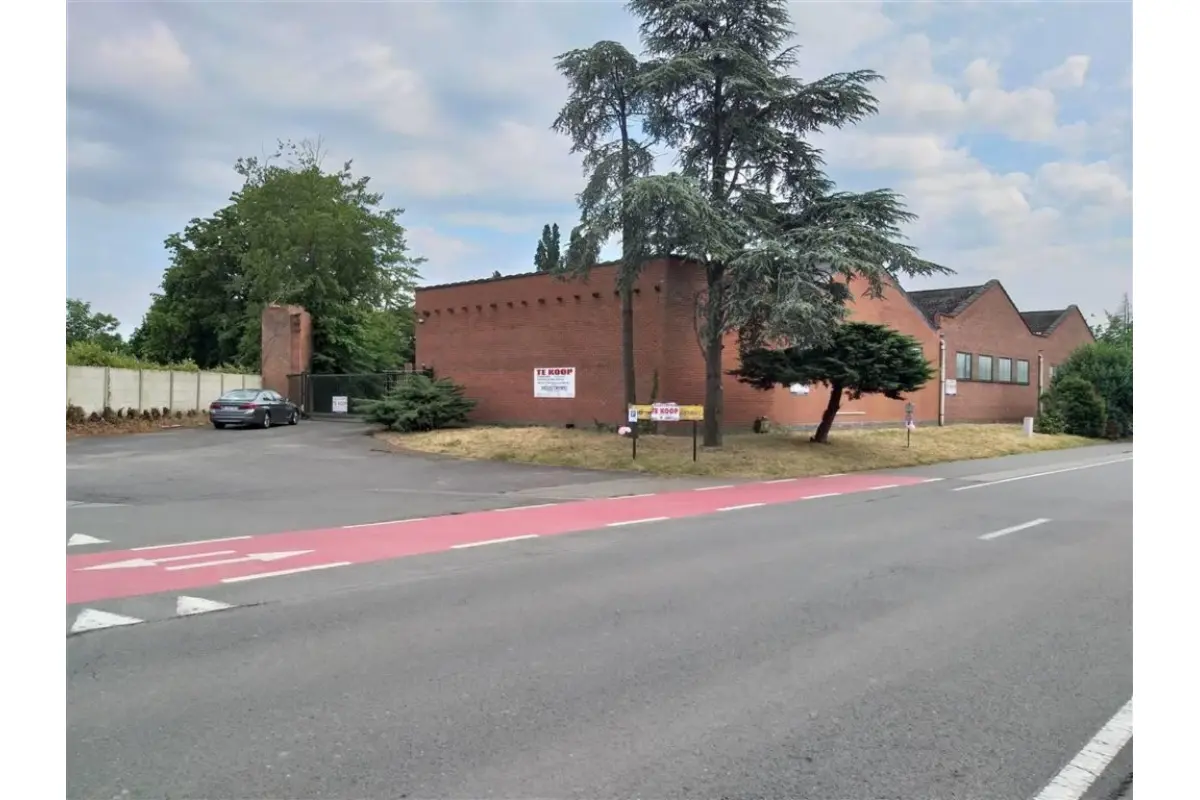 Handelszaak te  koop in Oostrozebeke 8780 1105750.00€  slaapkamers 390.00m² - Zoekertje 5759