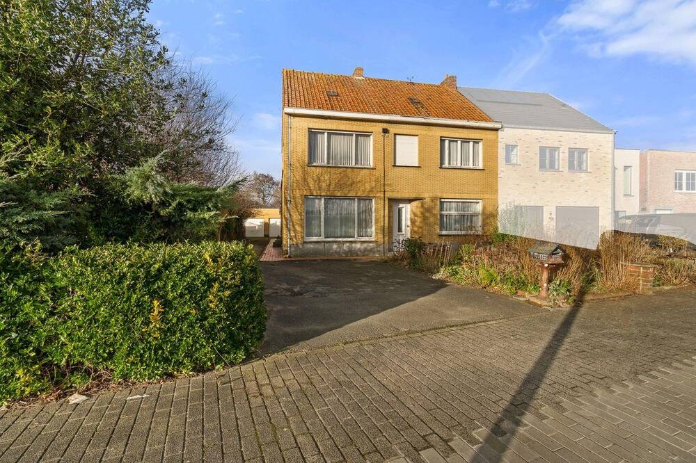 Huis te  koop in Oudenburg 8460 325000.00€ 5 slaapkamers 254.00m² - Zoekertje 1378216