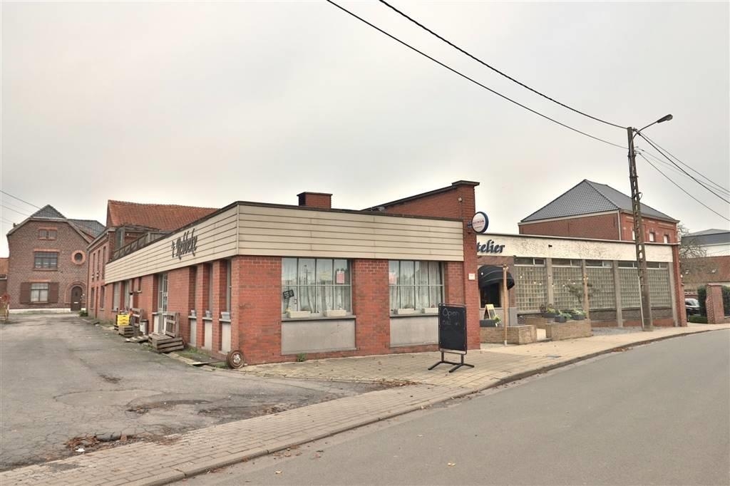 Handelszaak te koop in Kooigem 8510 880000.00€ slaapkamers m² - Zoekertje 229467