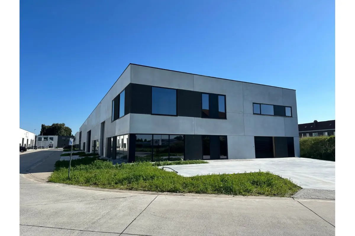 Handelszaak te  koop in Wielsbeke 8710 697875.00€  slaapkamers 553.00m² - Zoekertje 309342