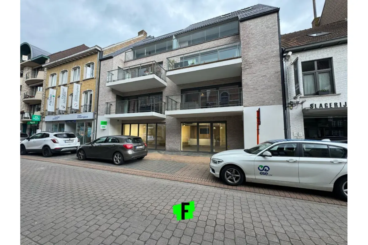 Handelszaak te  huur in Veurne 8630 1650.00€  slaapkamers m² - Zoekertje 328633