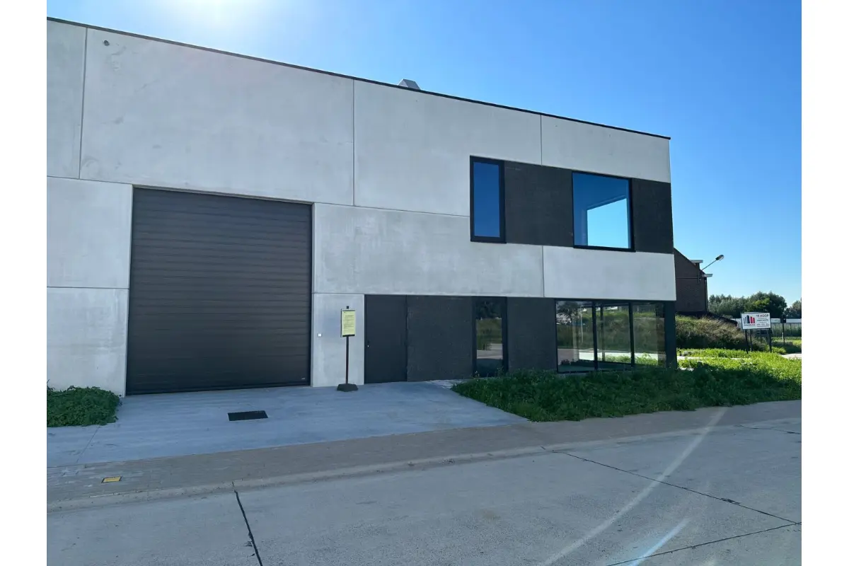 Handelszaak te  koop in Wielsbeke 8710 697875.00€  slaapkamers 553.00m² - Zoekertje 341031