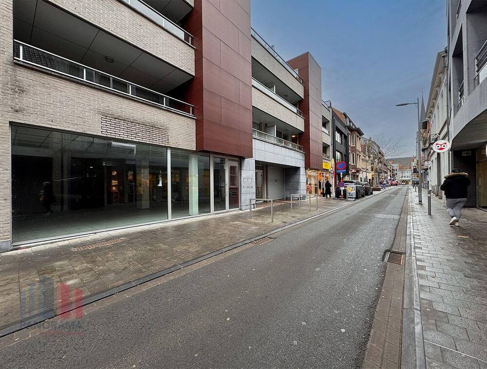 Handelszaak te  huur in Izegem 8870 2750.00€  slaapkamers 619.00m² - Zoekertje 445065