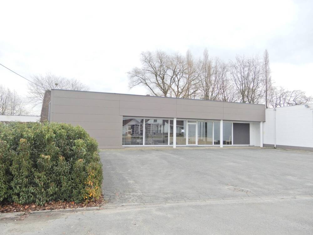 Handelszaak te  huur in Ingelmunster 8770 1850.00€  slaapkamers m² - Zoekertje 459028