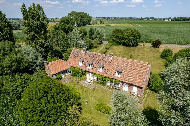 Boerderij te  koop in Lichtervelde 8810 555000.00€ 5 slaapkamers 310.00m² - Zoekertje 523058