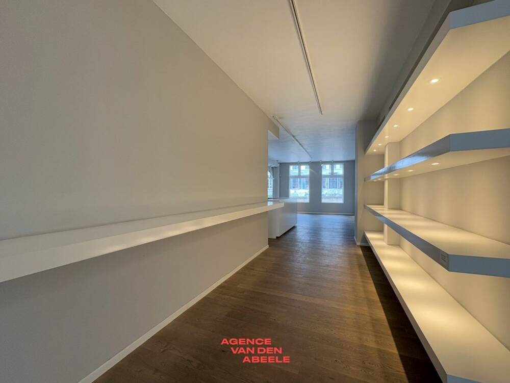 Handelszaak te  huur in Brugge 8000 3800.00€  slaapkamers m² - Zoekertje 535673