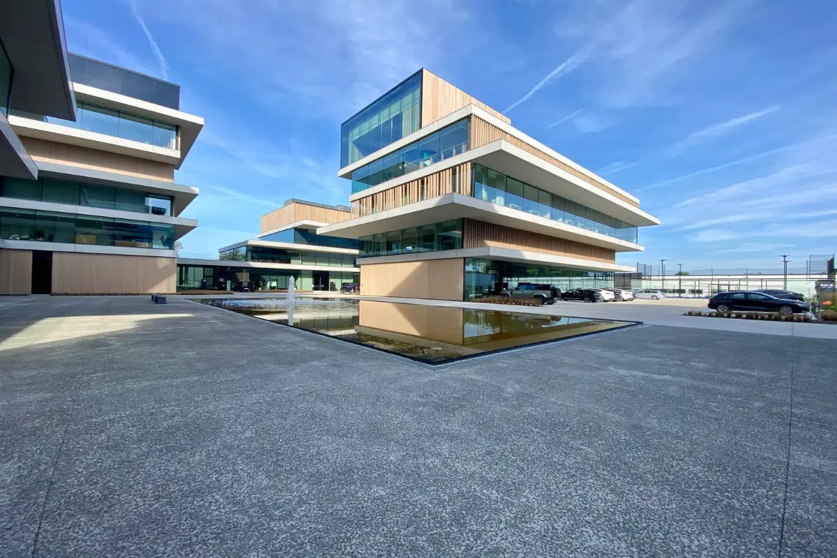 Handelszaak te  huur in Oostkamp 8020 3750.00€  slaapkamers 250.00m² - Zoekertje 537901