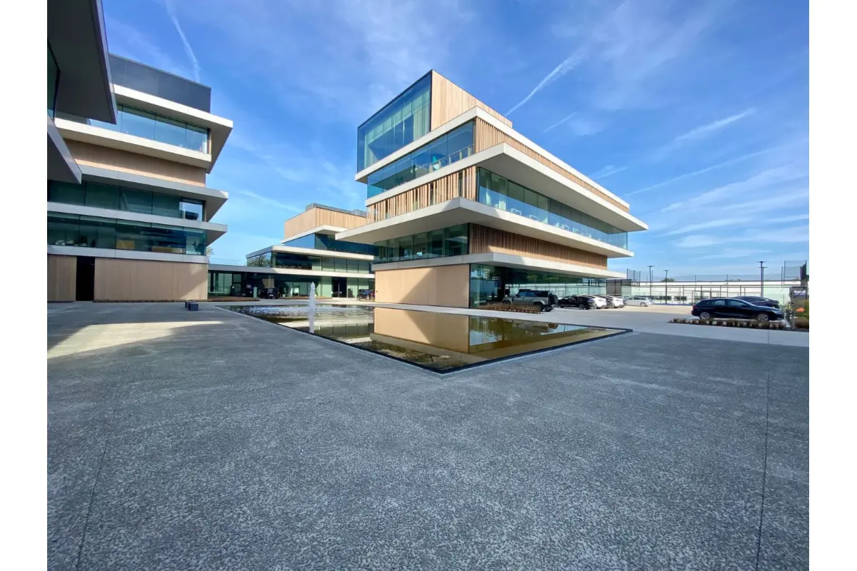 Handelszaak te  huur in Oostkamp 8020 3750.00€  slaapkamers 250.00m² - Zoekertje 537901