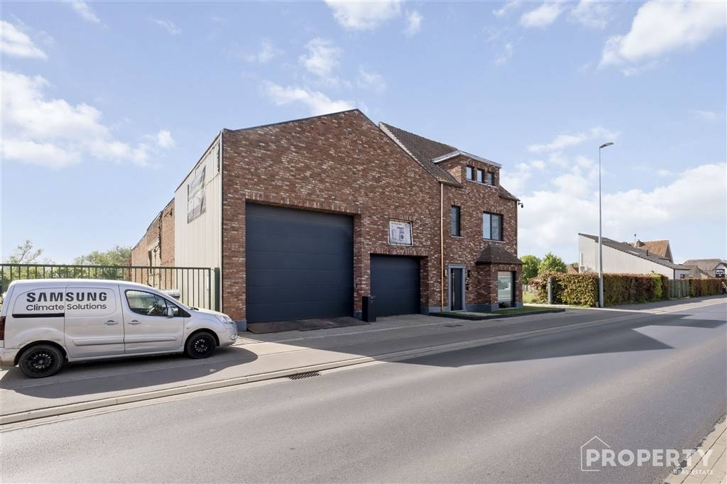 Handelszaak te  koop in Ooigem 8710 879000.00€ 5 slaapkamers m² - Zoekertje 556437