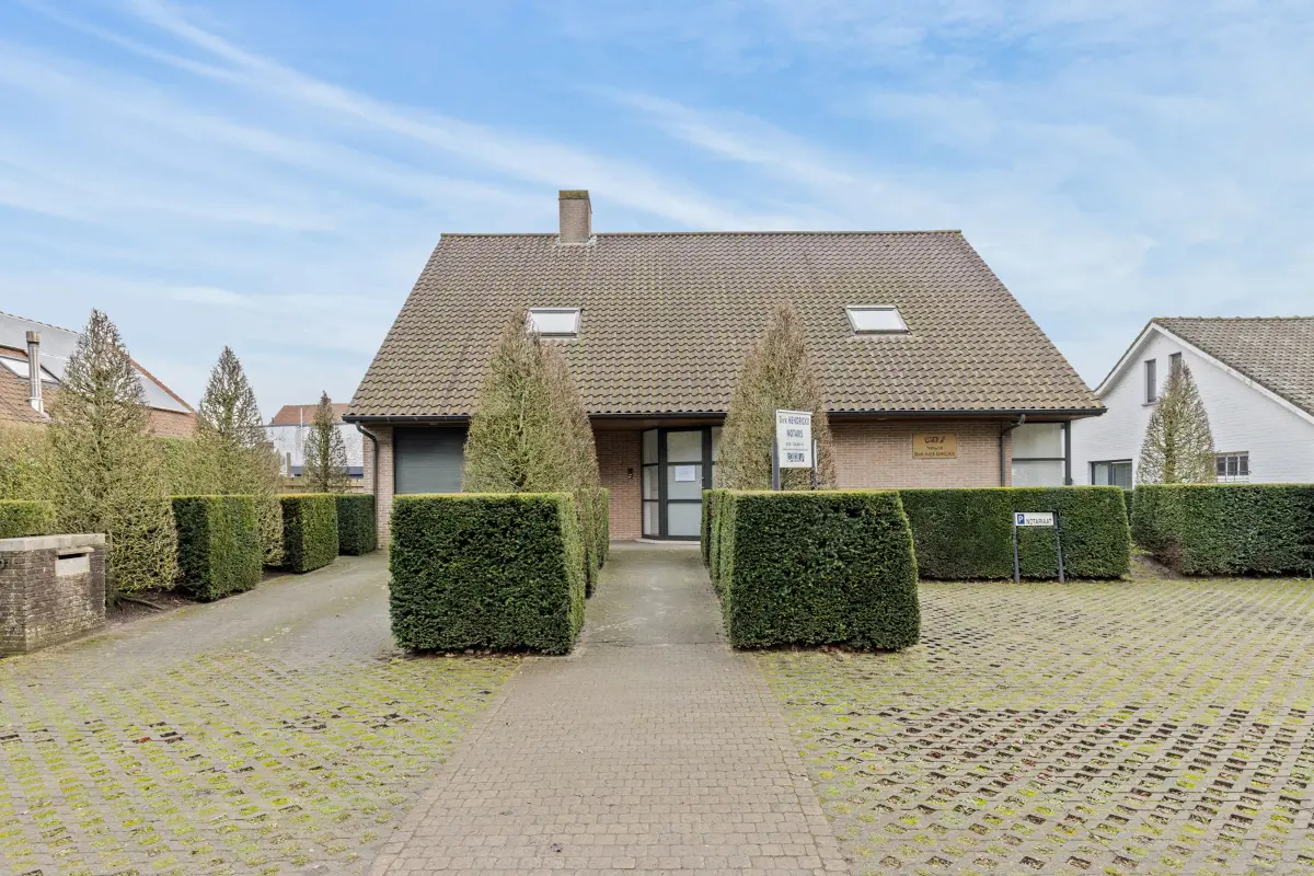 Mixgebouw te  koop in Sint-Michiels 8200 474800.00€ 4 slaapkamers 308.00m² - Zoekertje 565972