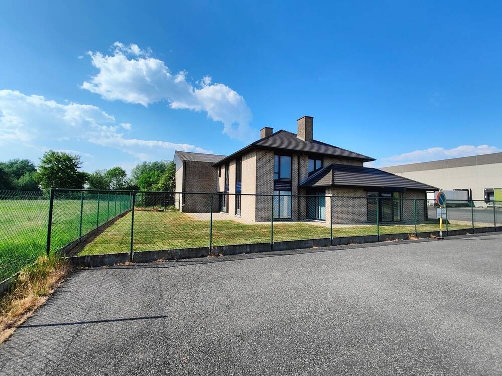 Handelszaak te  koop in Zedelgem 8210 1090000.00€  slaapkamers 629.00m² - Zoekertje 569449