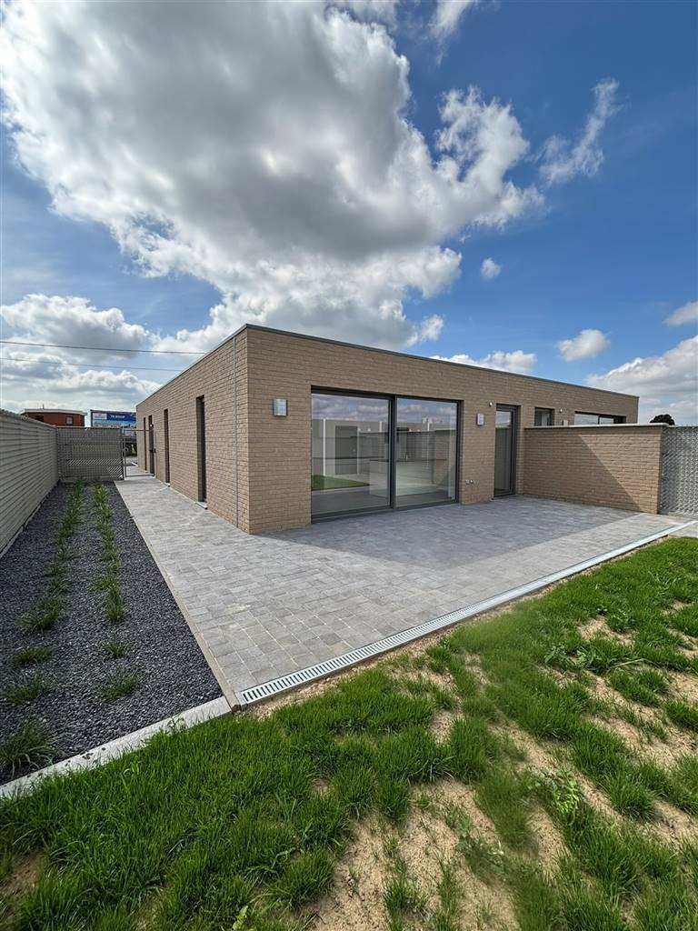 Bungalow te  huur in Proven 8972 975.00€ 3 slaapkamers 125.00m² - Zoekertje 577317
