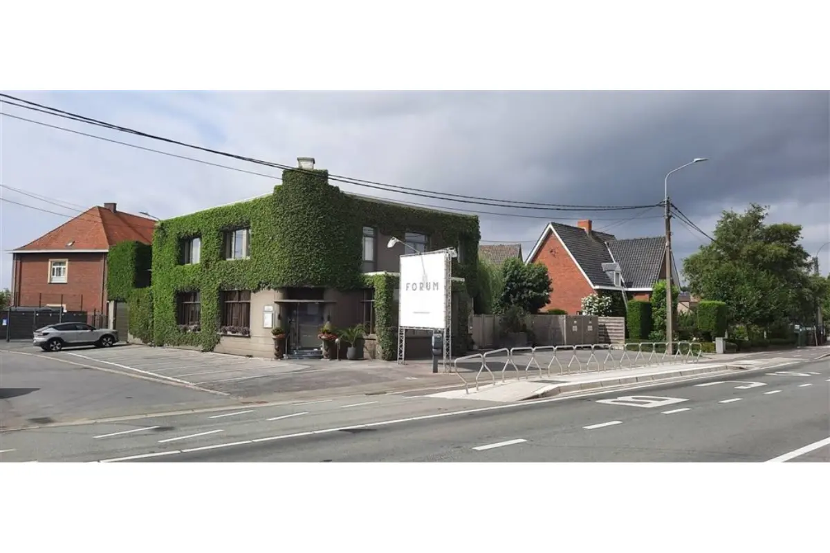 Handelszaak te  koop in Torhout 8820 590000.00€  slaapkamers 477.00m² - Zoekertje 583531