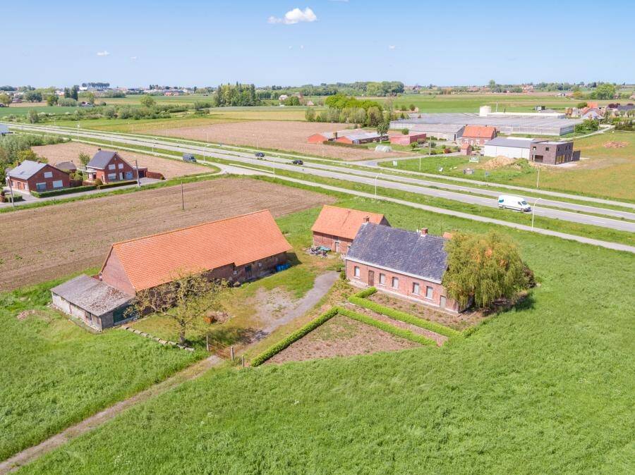Handelszaak te  koop in Roeselare 8800 450000.00€ 3 slaapkamers m² - Zoekertje 593252