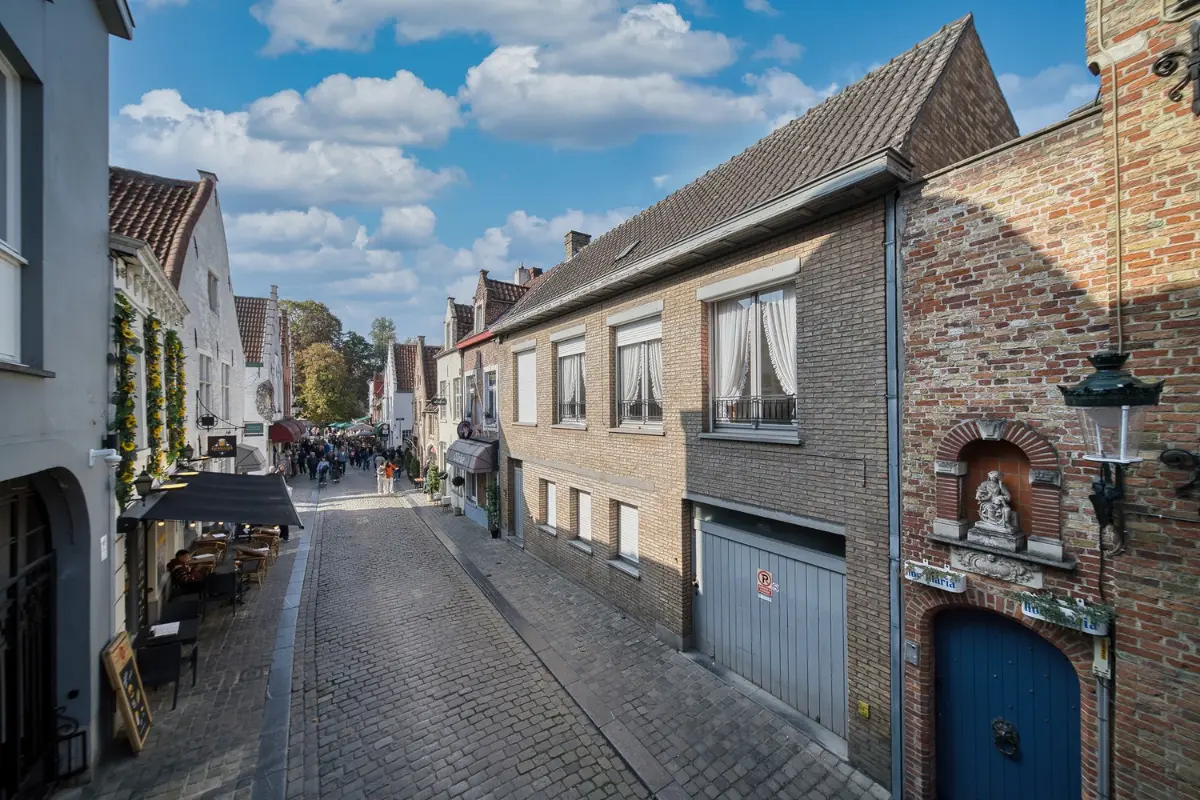 Handelszaak te  koop in Brugge 8000 749000.00€  slaapkamers 300.00m² - Zoekertje 604390