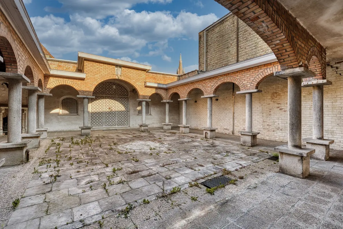 Handelszaak te  koop in Brugge 8000 749000.00€  slaapkamers 300.00m² - Zoekertje 604391