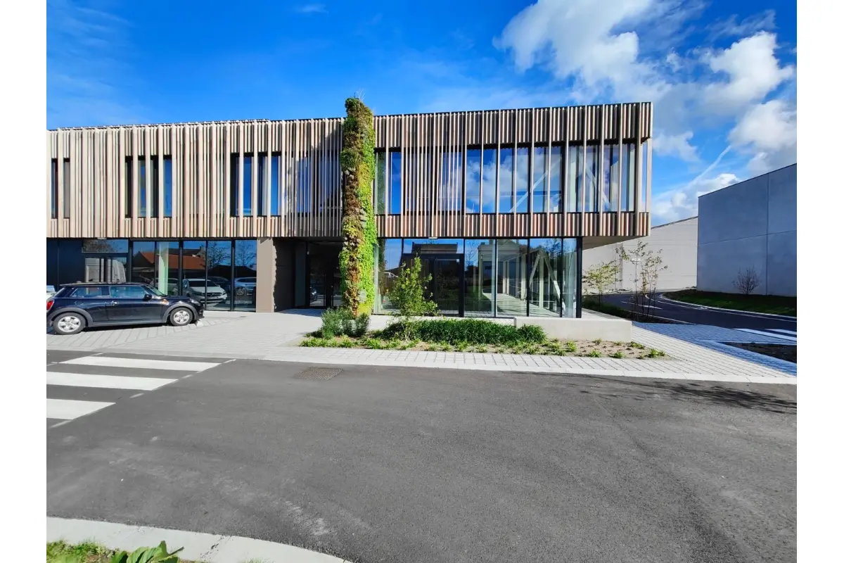 Handelszaak te  huur in Oudenburg 8460 2100.00€  slaapkamers 261.00m² - Zoekertje 618061