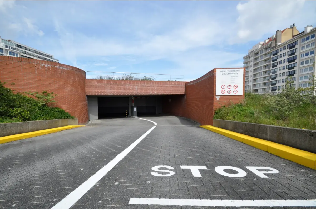 Parking & garage te  huur in Heist-aan-Zee 8301 1750.00€  slaapkamers m² - Zoekertje 632785