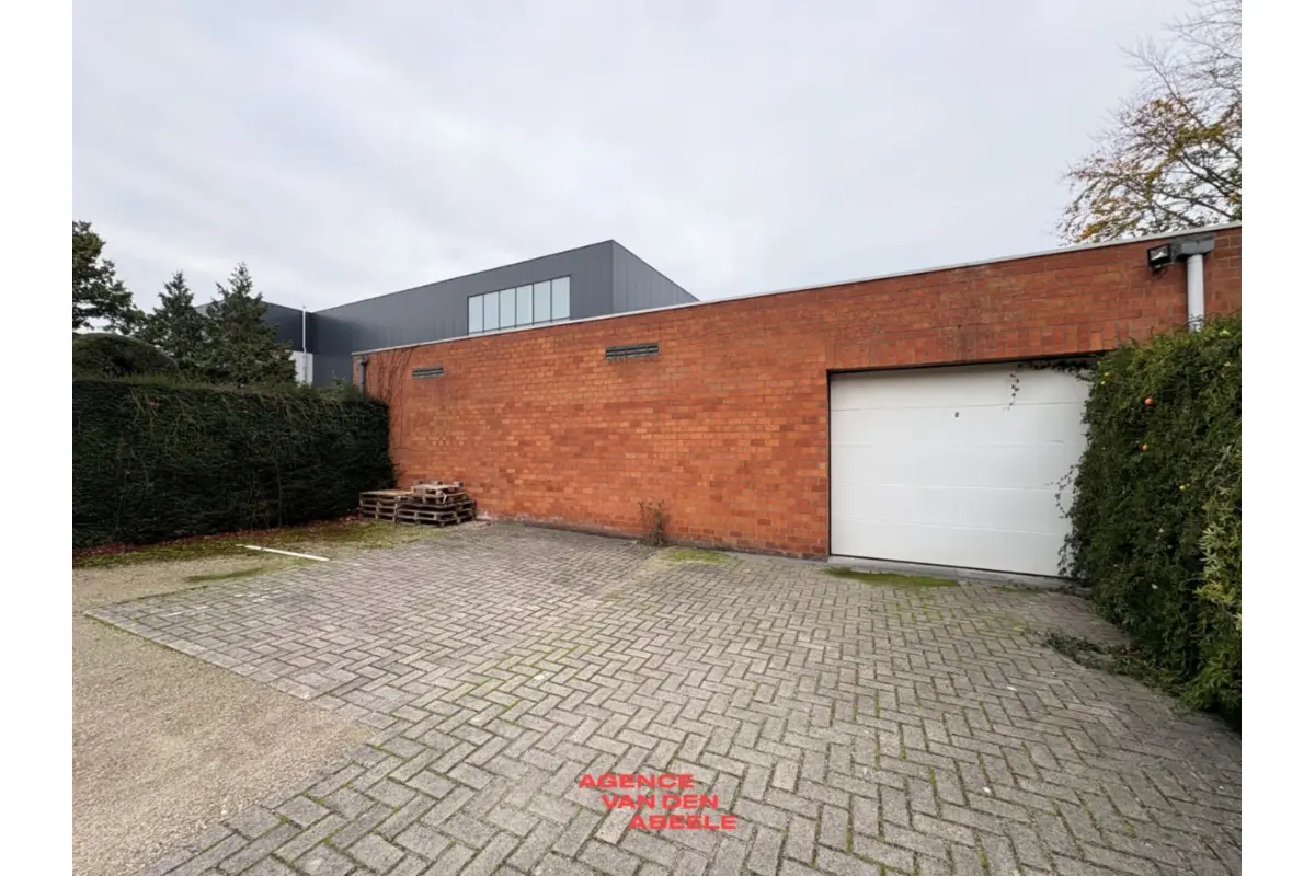 Handelszaak te  huur in Sint-Andries 8200 750.00€  slaapkamers m² - Zoekertje 633228