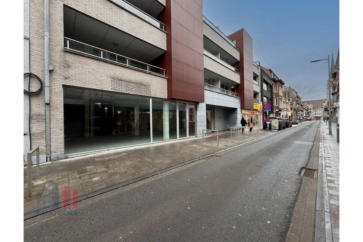 Handelszaak te  koop in Izegem 8870 900000.00€  slaapkamers 1242.00m² - Zoekertje 636845