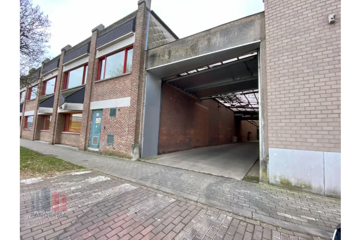Handelszaak te  huur in Roeselare 8800 5573.00€  slaapkamers 1961.00m² - Zoekertje 637913