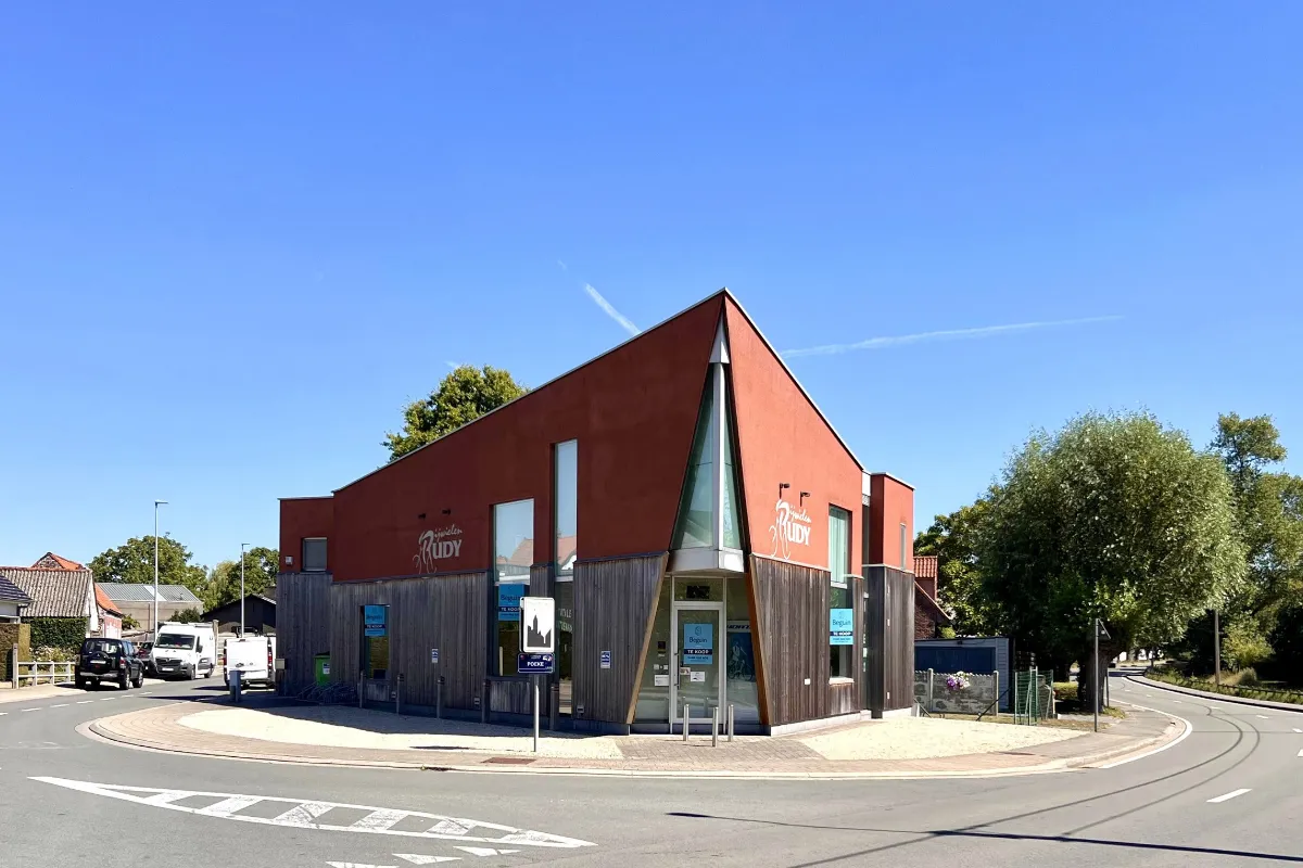 Handelszaak te  koop in Beveren 8791 489000.00€  slaapkamers 334.00m² - Zoekertje 642547