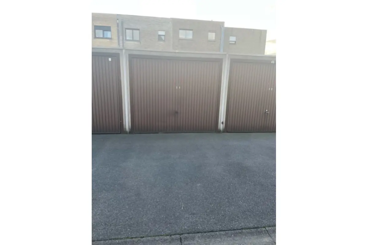 Parking & garage te  huur in Heist-aan-Zee 8301 110.00€  slaapkamers m² - Zoekertje 646090