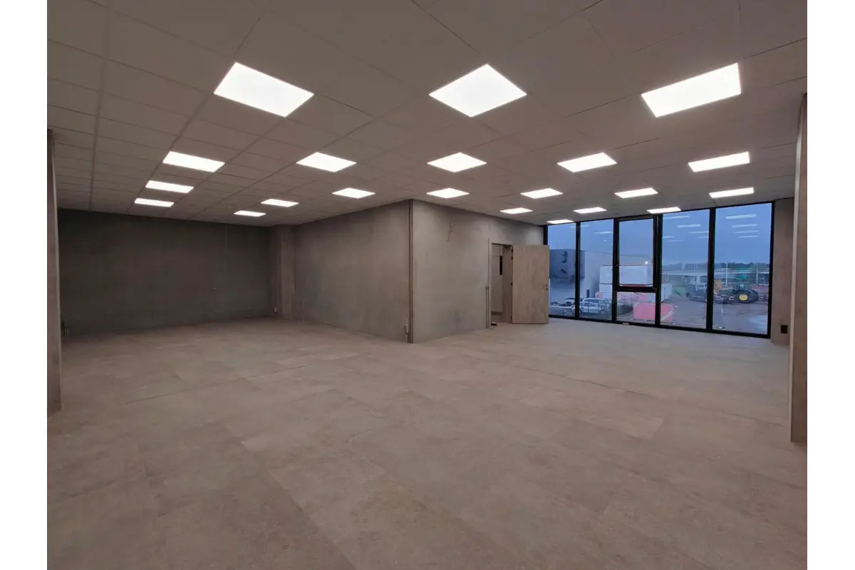 Handelszaak te  huur in Sint-Michiels 8200 3912.00€  slaapkamers 547.00m² - Zoekertje 647136