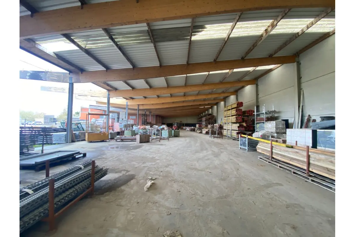 Handelszaak te  huur in Staden 8840 4950.00€  slaapkamers 1675.00m² - Zoekertje 658697