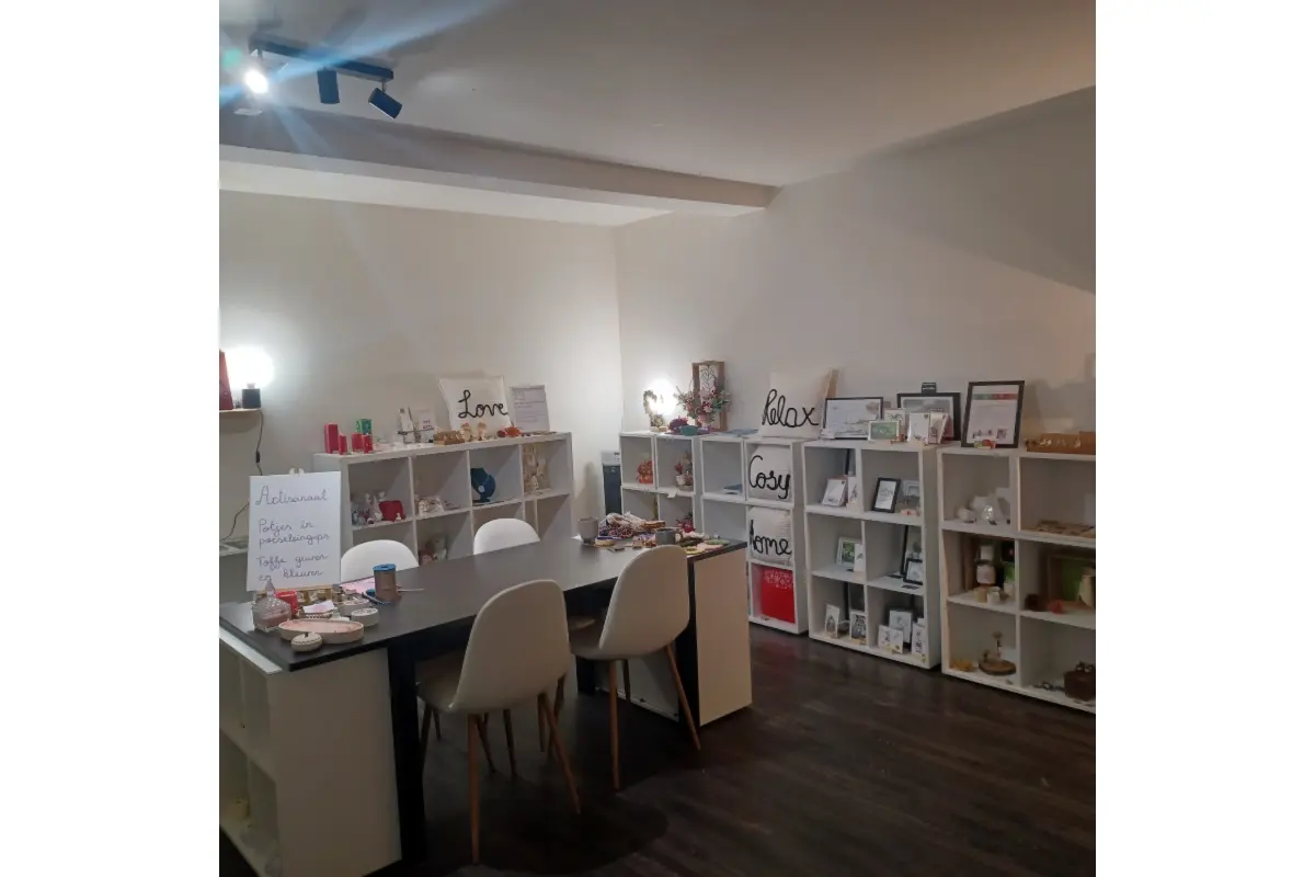 Handelszaak te  huur in Roeselare 8800 670.00€  slaapkamers m² - Zoekertje 663279