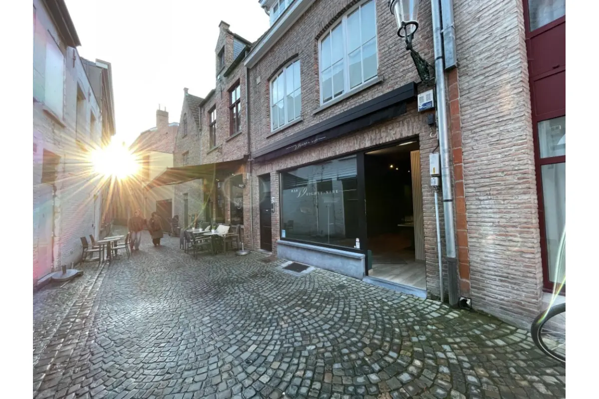 Handelszaak te  huur in Brugge 8000 1100.00€  slaapkamers m² - Zoekertje 671699