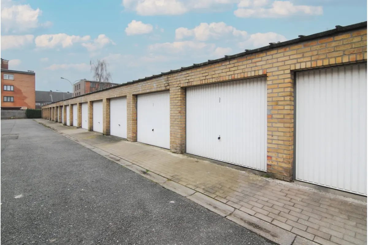 Parking & garage te  koop in Sint-Andries 8200 75000.00€  slaapkamers m² - Zoekertje 675347
