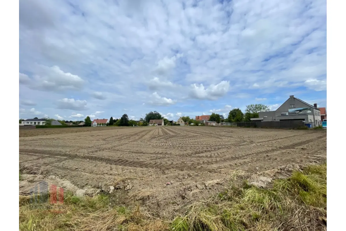 Handelszaak te  koop in Roeselare 8800 1375150.00€  slaapkamers 3929.00m² - Zoekertje 675982