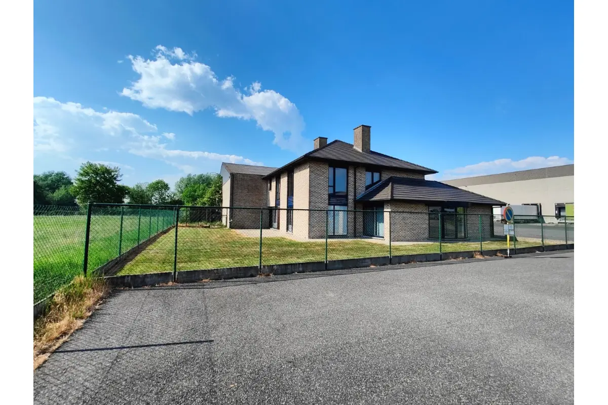 Handelszaak te  koop in Zedelgem 8210 1090000.00€  slaapkamers 629.00m² - Zoekertje 677695