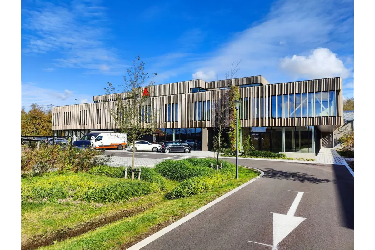 Handelszaak te  huur in Oudenburg 8460 2200.00€  slaapkamers 293.00m² - Zoekertje 692505