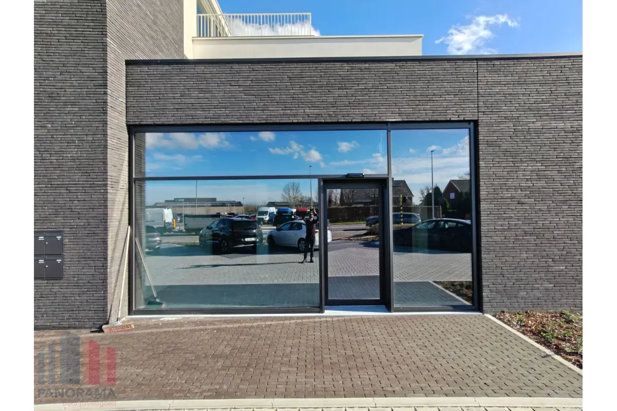 Handelszaak te  huur in Zedelgem 8210 2000.00€  slaapkamers 200.00m² - Zoekertje 717001