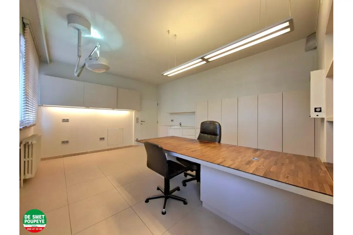 Handelszaak te  huur in Sint-Andries 8200 1200.00€  slaapkamers m² - Zoekertje 720601