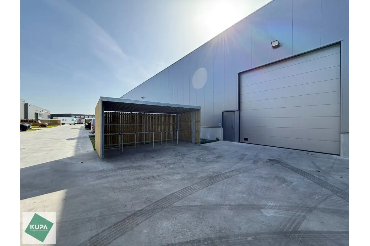 Handelszaak te  koop in Brugge 8000 327985.20€  slaapkamers 202.46m² - Zoekertje 724439