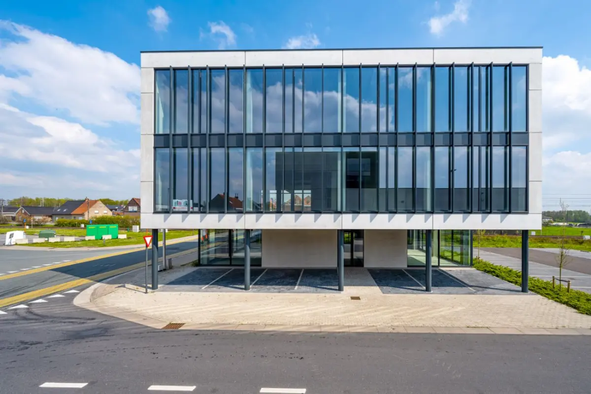 Handelszaak te  koop in Lendelede 8860 481653.00€  slaapkamers 309.00m² - Zoekertje 730200