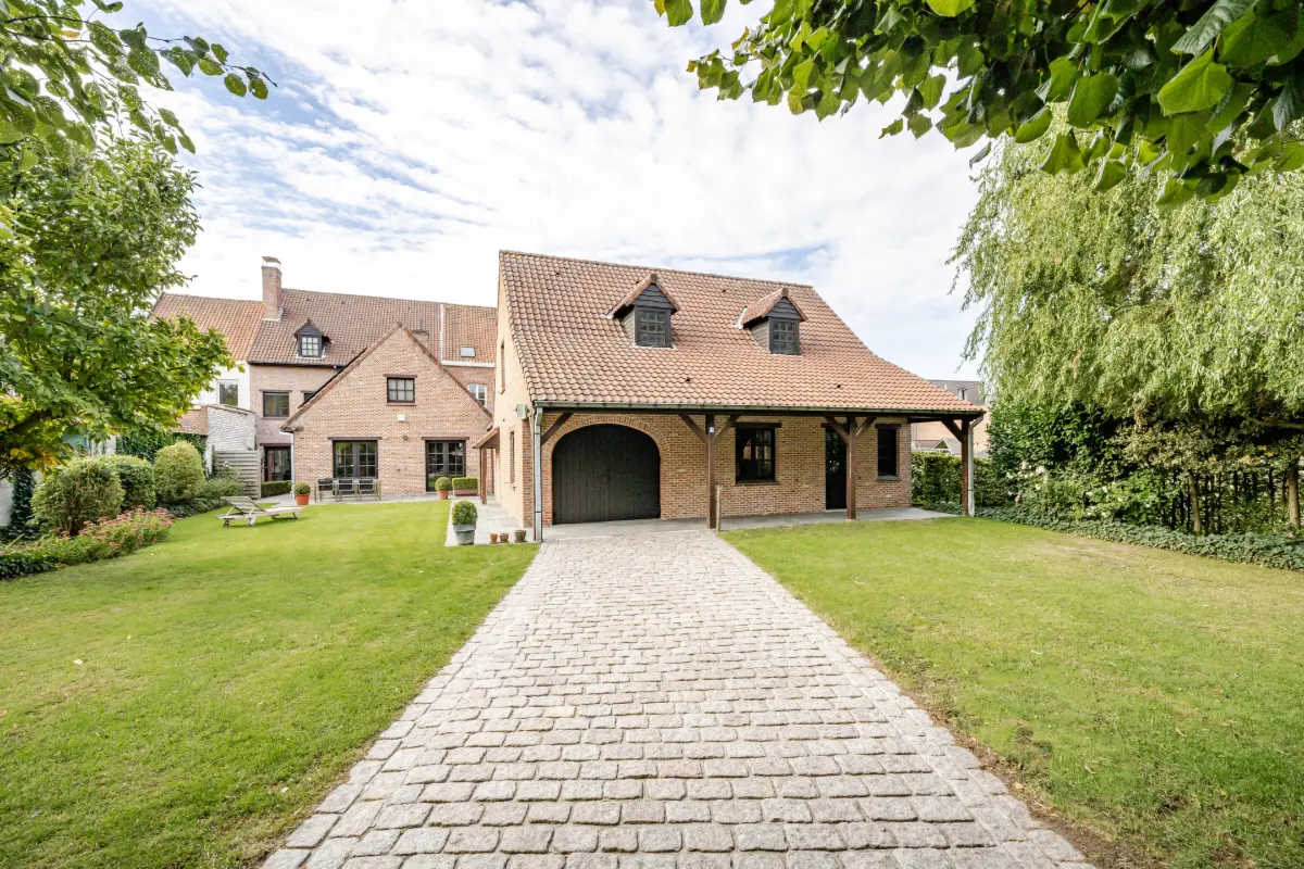 Huis te  koop in Aalbeke 8511 695000.00€ 3 slaapkamers 400.00m² - Zoekertje 730863