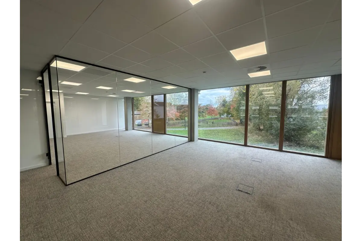 Handelszaak te  huur in Zwevegem 8550 4215.00€  slaapkamers 389.00m² - Zoekertje 738945