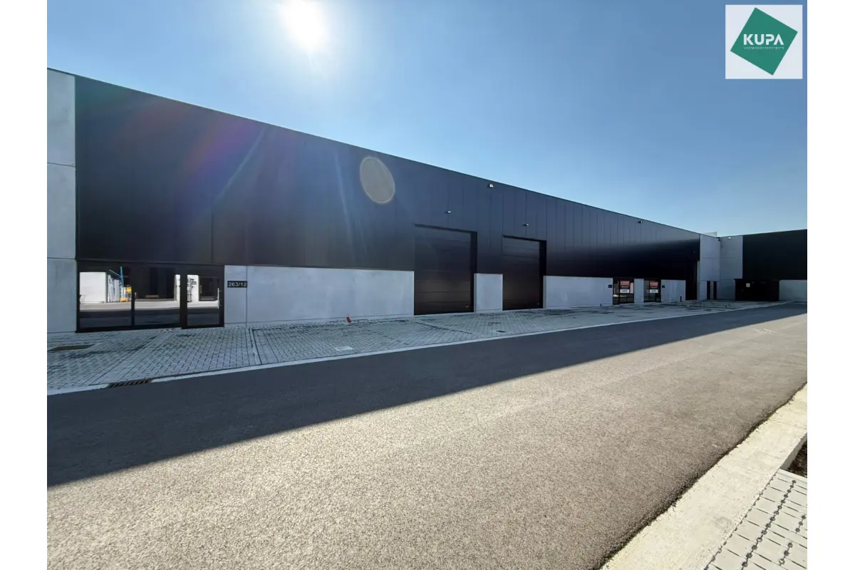 Handelszaak te  koop in Hooglede 8830 925365.00€  slaapkamers 629.00m² - Zoekertje 740594