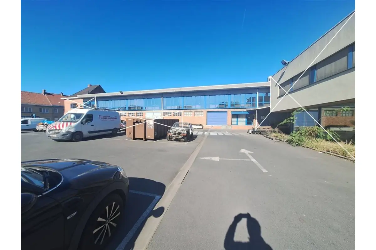 Handelszaak te  huur in Izegem 8870 1350.00€  slaapkamers m² - Zoekertje 750042