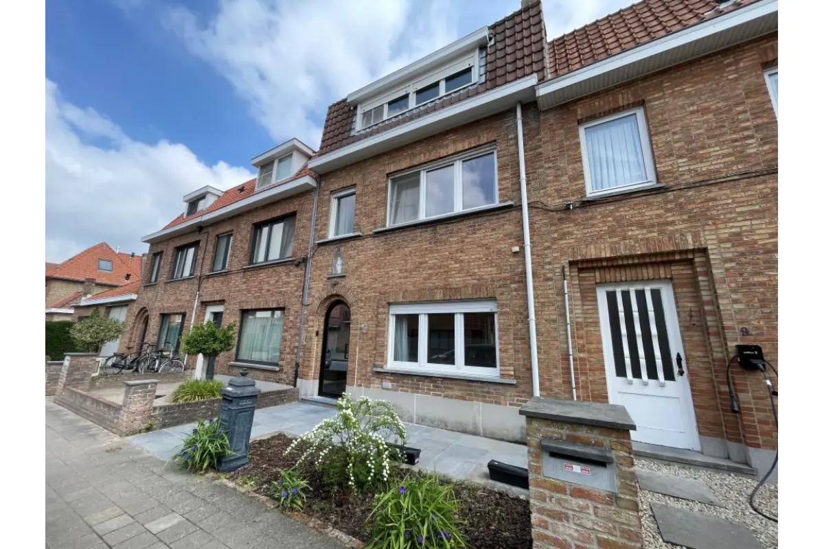 Huis te  in Sint-Michiels 8200 1200.00€ 3 slaapkamers m² - Zoekertje 753904