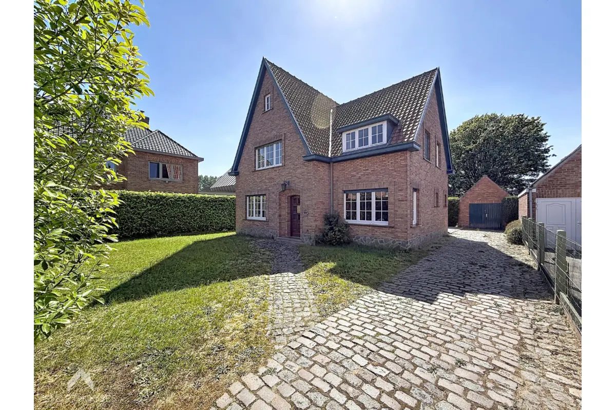Huis te  koop in Assebroek 8310 449000.00€ 3 slaapkamers 138.00m² - Zoekertje 774513