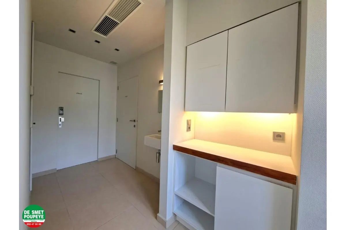 Handelszaak te  huur in Sint-Andries 8200 500.00€  slaapkamers m² - Zoekertje 778380