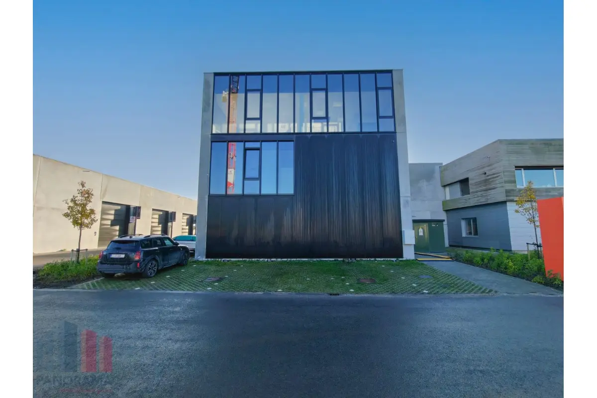 Handelszaak te  huur in Sint-Michiels 8200 3060.00€  slaapkamers 272.00m² - Zoekertje 779821