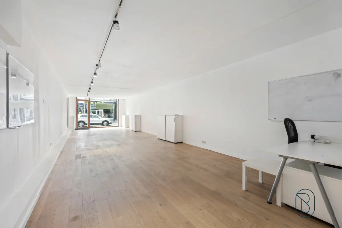 Huis te  koop in Kortrijk 8500 365000.00€  slaapkamers 235.00m² - Zoekertje 782013