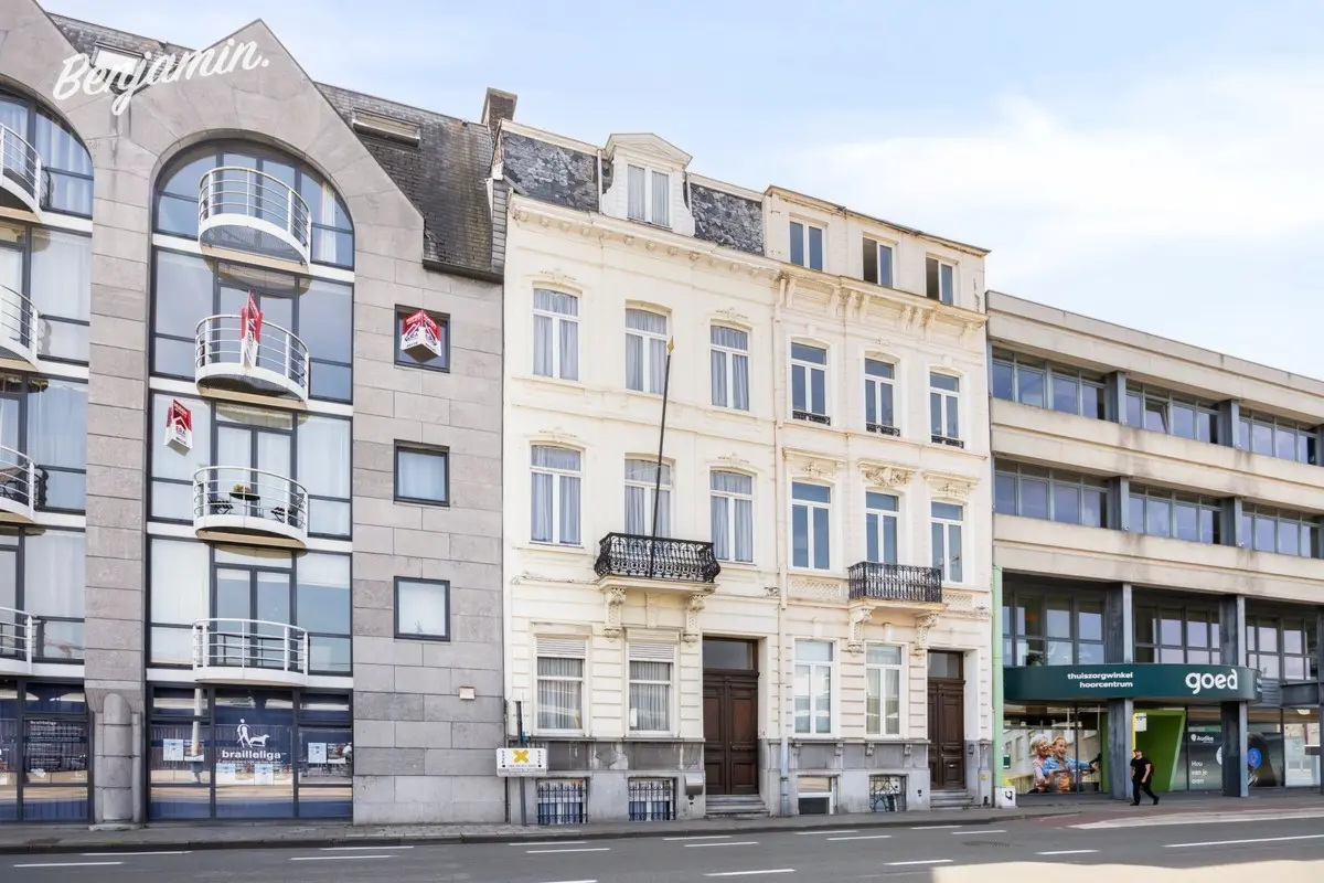 Huis te  koop in Kortrijk 8500 469000.00€ 5 slaapkamers 342.00m² - Zoekertje 786021